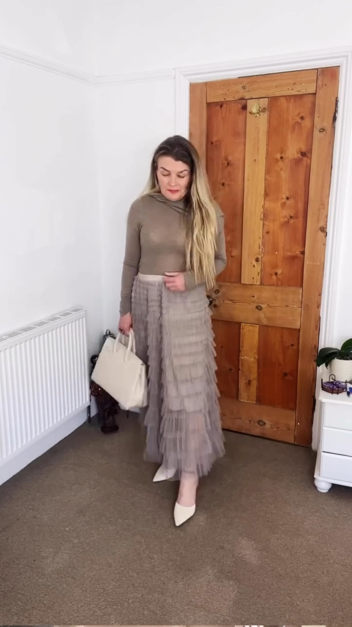 This look should be banned 🙅🏼‍♀️ Clumpy boots paired with oversized layers create visual heaviness and throw off your proportions. See how swapping to fitted basics instantly elevates your silhouette. The right choice can completely transform your outfit—don’t underestimate the power of proportion.
Comment STYLE below to receive a DM with a link to book a private discovery call with me ⬇
Links in bio.