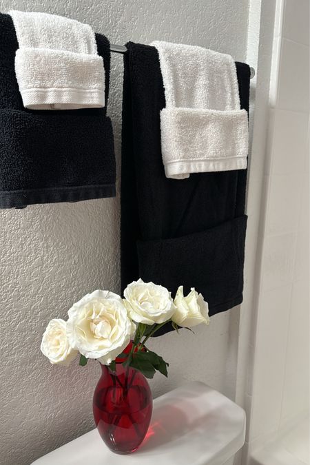 Black and white bath towels from @Target 🖤
apartment decor
Bathroom decor
Home decor 

#LTKfindsunder50 #LTKhome