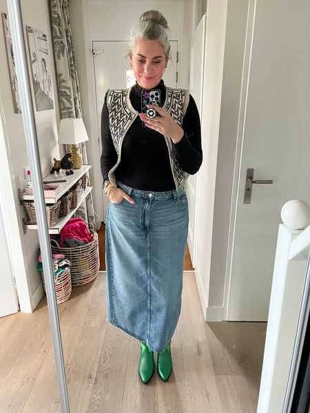 Outfits of the week 

A lightweight black turtleneck top paired with an embroidered vest from Shoeby’s kids department (not kidding) and the Musthaves denim skirt of this season. The green western boots are from Sacha and fit tts. 



#LTKunder50 #LTKstyletip #LTKeurope
