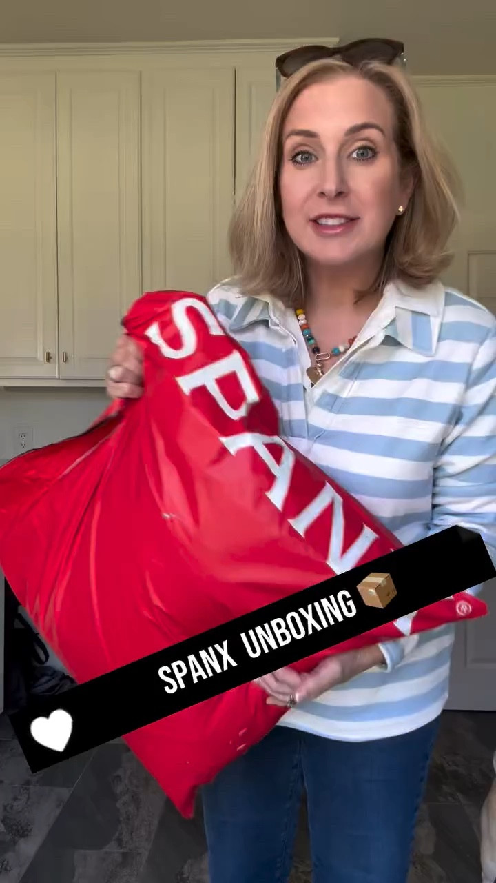 Spanx Unboxing! 📦 Shirts, dresses, pants, jeans, skort… so exciting! ❤️❤️❤️

#SpanxPartner @spanx #SpanxSociety #midsize #midsizestyle #whatiwore