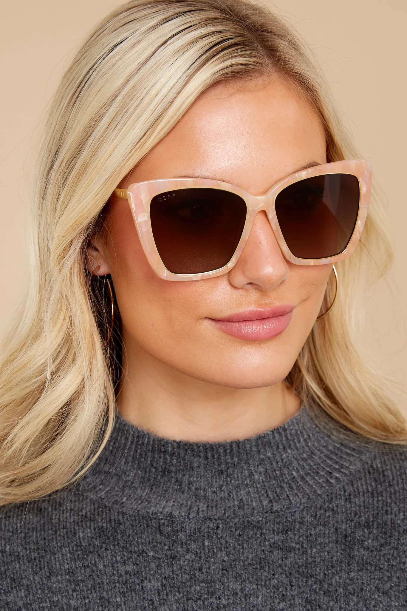 Becky IV Citrine Pearl Brown Gradient Polarized Sunglasses | Red Dress 