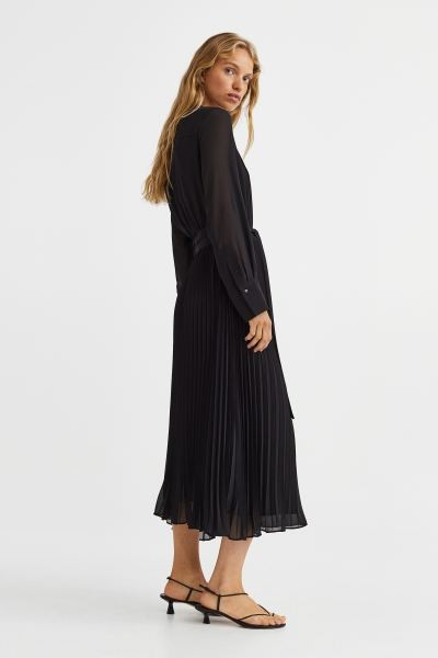 Plissiertes Kleid mit Bindegürtel | H&M (DE, AT, CH, NL, FI)