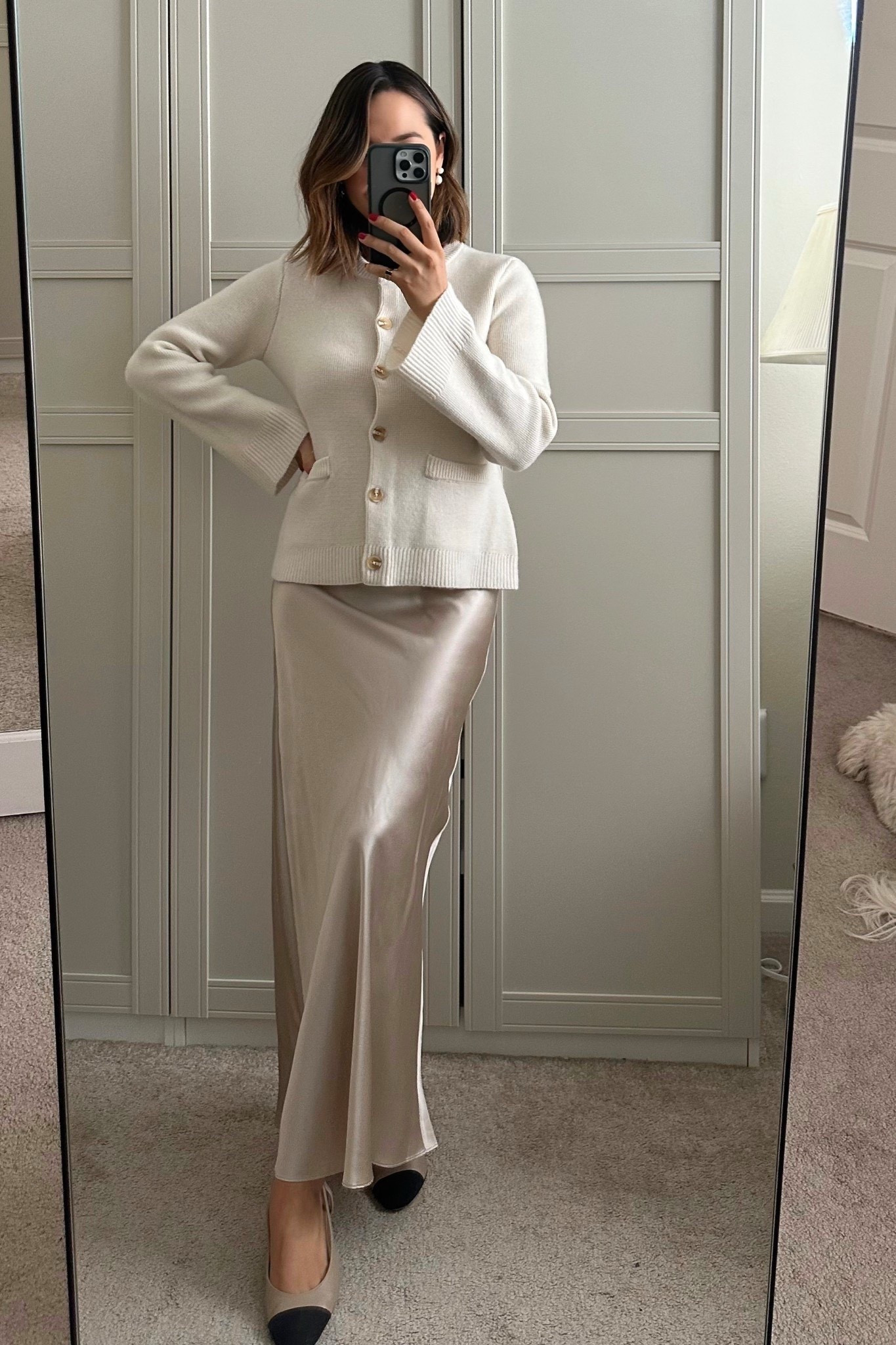 Easy & cozy holiday outfit with a sweater cardigan and silk skirt 

Quince cardigan — xs 
Maxi skirt 

#LTKootd #LTKHoliday