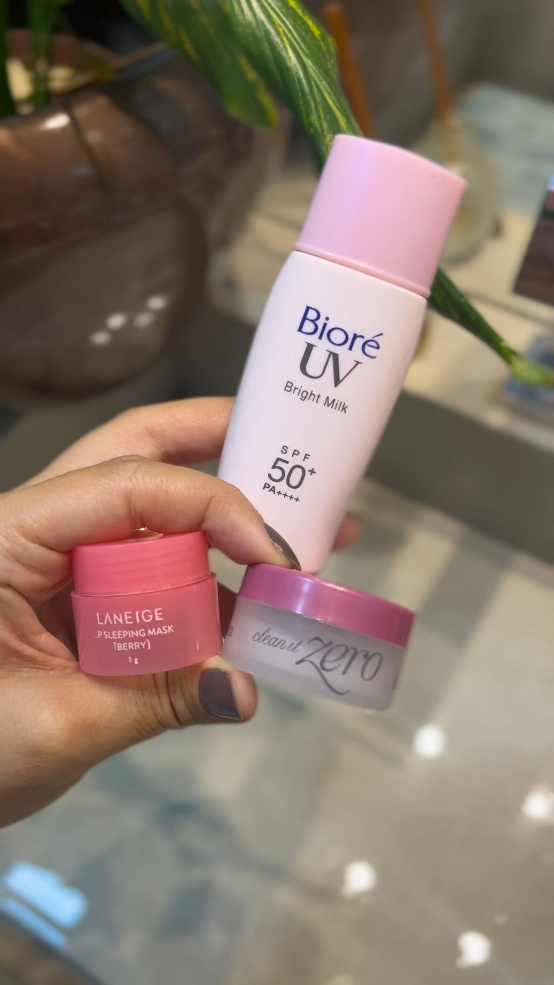 Preferidinhos asiáticos para aproveitar e comprar nessa #blackfriday ! Estes são alguns dos meus produtos preferidos de skincare para usar na em rotina diurna! 🫧✨ 

Cleansing oil para limpeza, balm hidratante para lábios e protetor solar. ✍🏼

Os preços estão ótimos!!! Até 24% de desconto pra vocês! 🫰🏼

#LTKHolidaySale #LTKbeauty #LTKbrasil