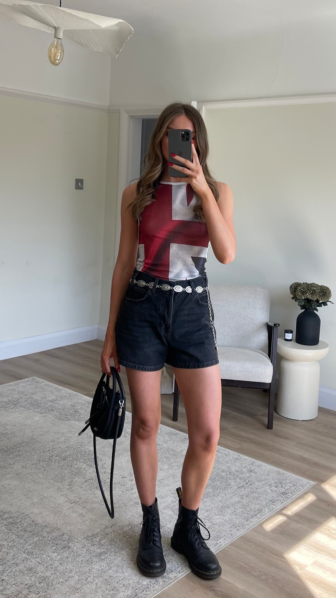 Oasis outfit inspiration, what to wear if you were lucky enough to get tickets

XS in the Union Jack vest
36 in the Free People shorts
Dr marten pascal boots



Concert outfit, oasis outfit, gig outfit, 90s inspired 