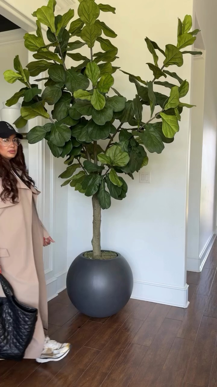 
Which way would you wear?! Honestly this 🧥 is cute enough to wear on its own, but I wanted to give you a couple other ways to wear this closet staple🧥