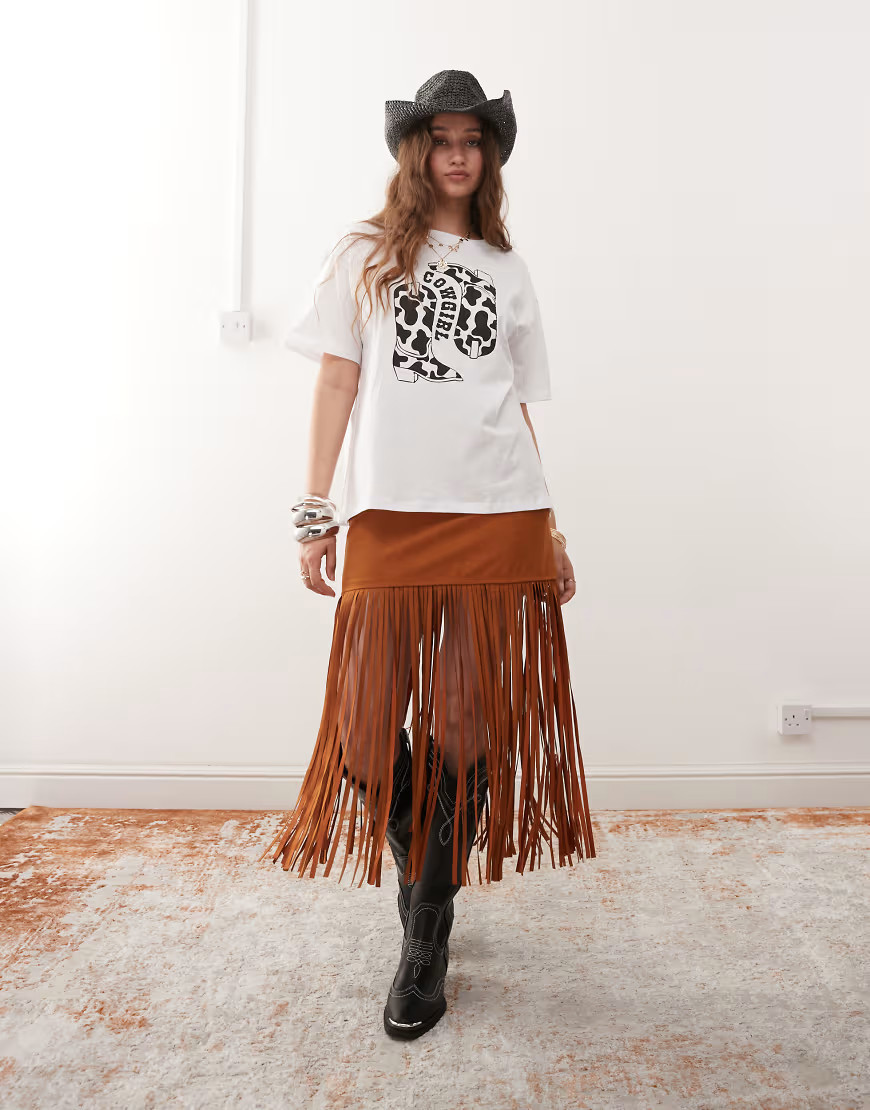 Miss Selfridge - Gonna da festival in camoscio sintetico color cuoio con frange-Marrone | ASOS (Global)