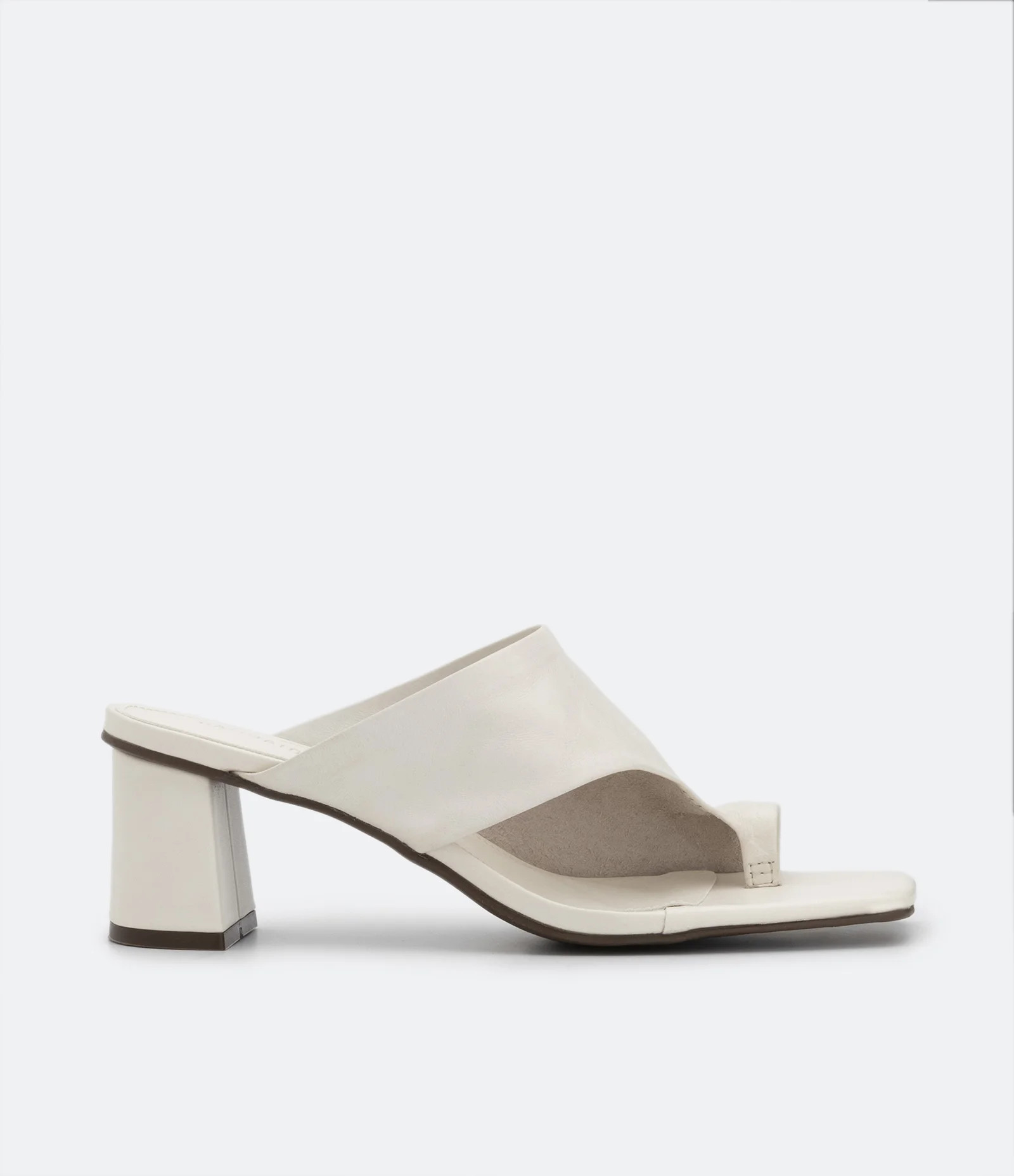 Sandália em Couro com Salto Bloco e Cabedal Diferenciado Vanilla Ice - Lojas Renner | Renner (BR)