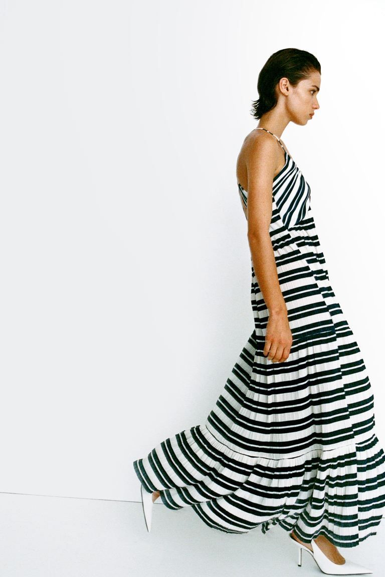 Plissé Maxi Dress - Halterneck - Sleeveless - Navy blue/striped - Ladies | H&M US | H&M (US + CA)