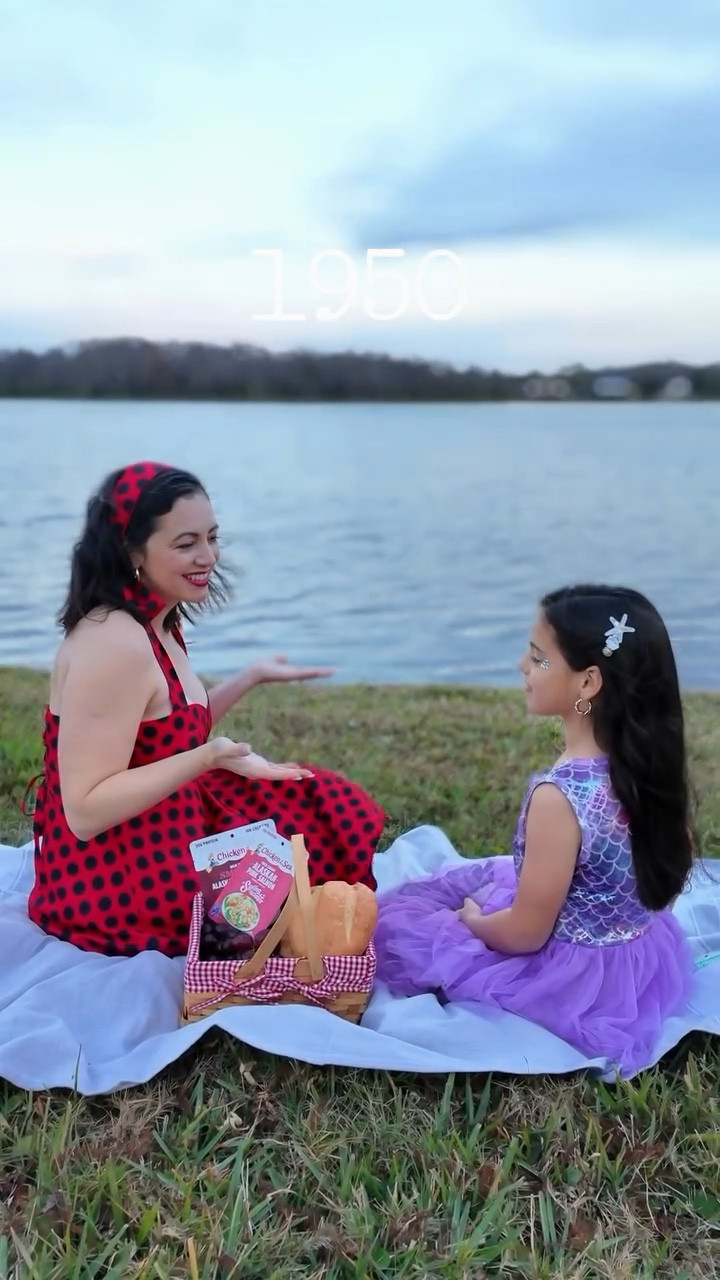 A 1950s lady, a magical mermaid, and one timeless question ✨
When even mermaids agree, you know it’s true 🧜‍♀️💙

🎶 What’s the best tuna?
Chicken of the Sea.

@chickenoftheseaofficial 

#whatsthebesttuna #chickenoftheseajingle #chickenofthesea