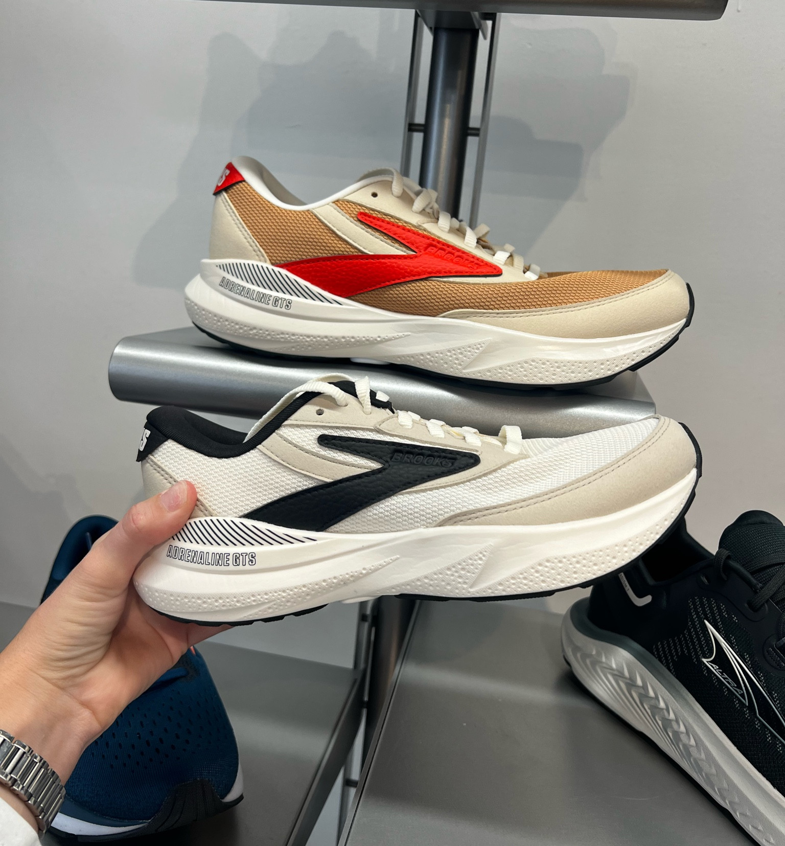 Brooks retro shoes 

Fashion sneakers
Retro look


#LTKshoecrush #LTKActive #LTKtravel