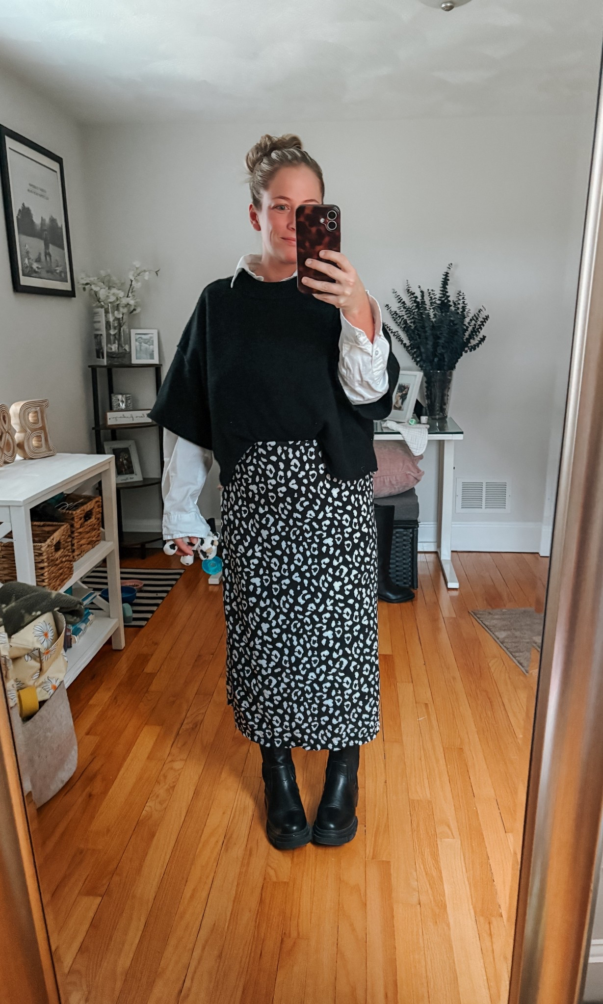Cool spring day outfit idea 
Leopard midi 
Chelsea boot 
Cashmere long sleeve tee length sweater 
Cropped white button down 