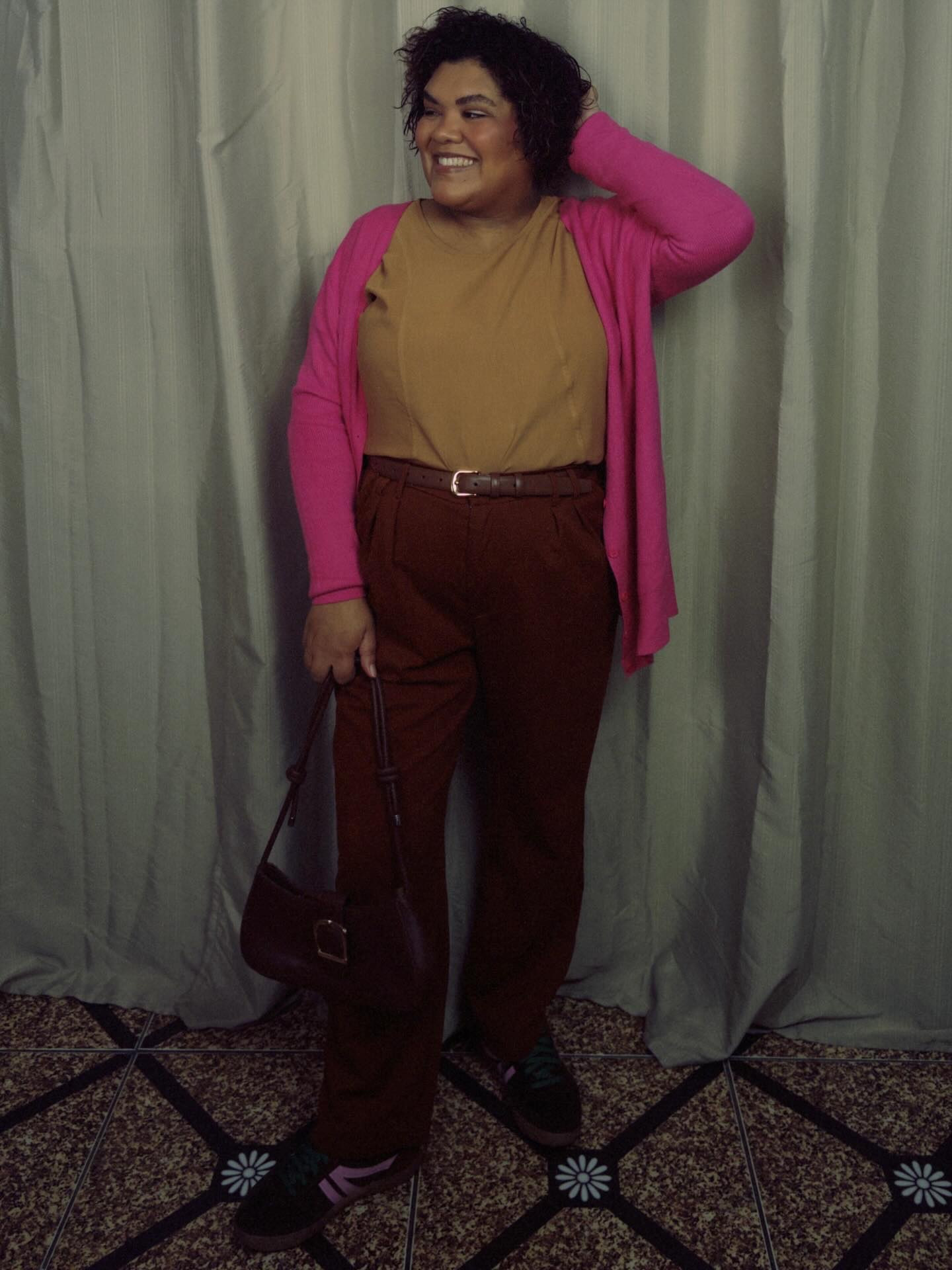 Meu look para primeira ceia do ano com a minha neneca amada, eu amo misturar rosa e marrom e queria estar confortável por isso usei tênis, quem diria que eu usaria tanto tênis e amaria de paixão.
Gostaram do meu look e da Neneca ?
#lookprisantana #lookdehoje #lookdeceia #lookigreja