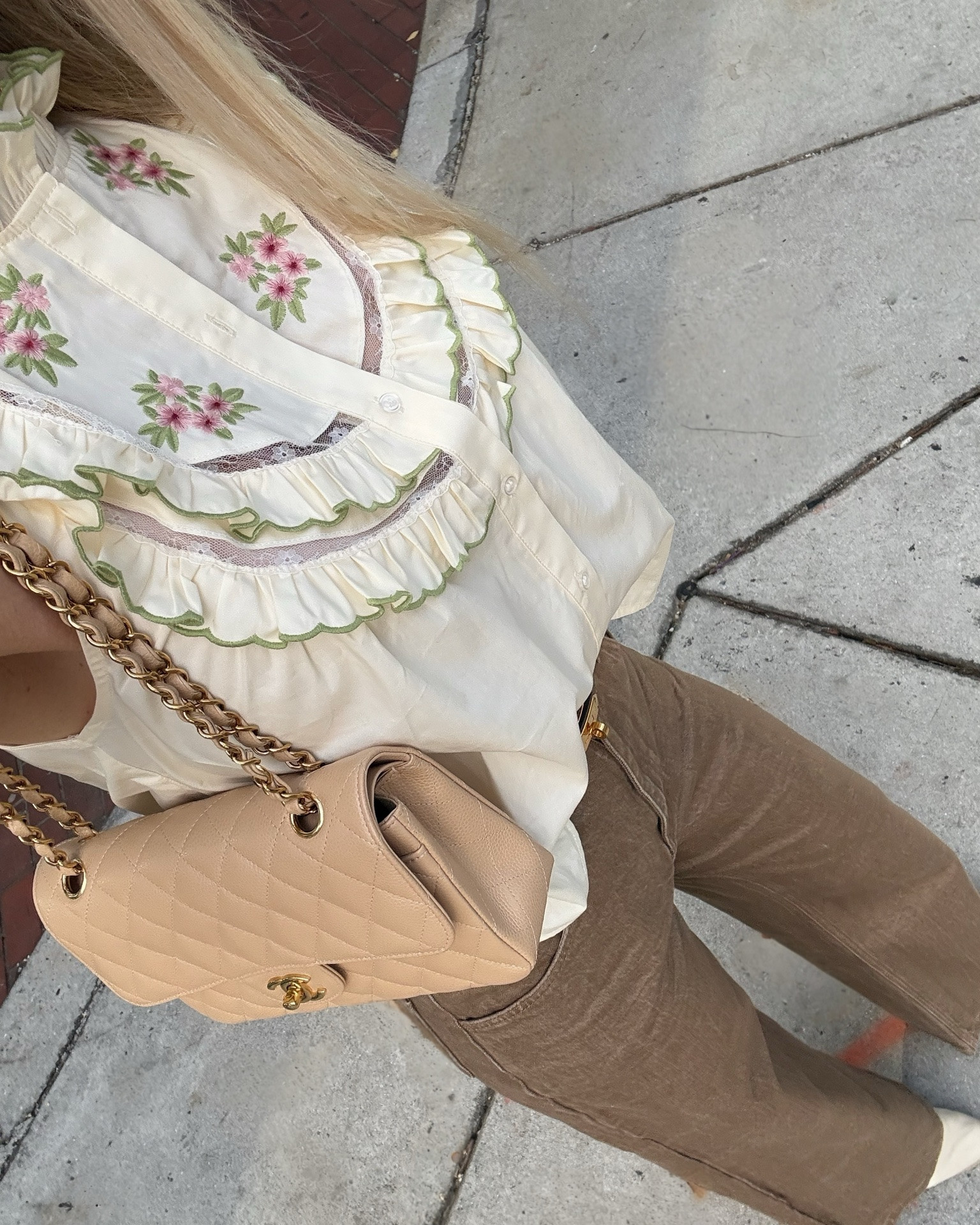 This ivory white blouse with ruffles and beautiful flower details and green rim is one of my favorite tops at the moment. A effortless statement piece! Wearing a size S💐🤍

#LTKgrwm #LTKootd