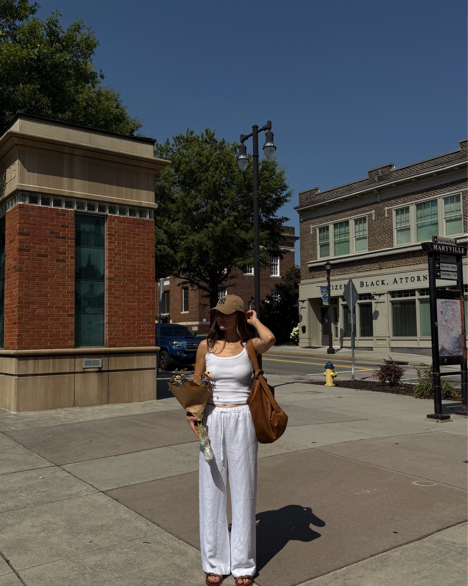 Easy farmers market outfit, wearing my favorite summer linen pants  
Small in everything, tts!