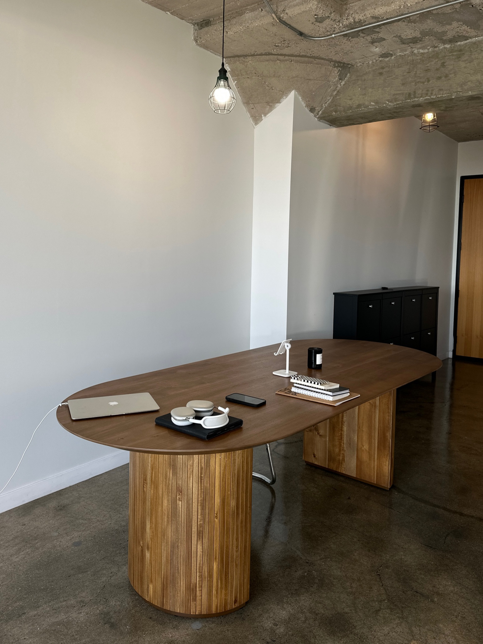 Oval dining table 

#LTKstyletip #LTKhome #LTKsalealert