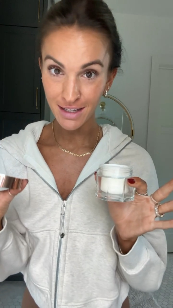 my obsession with this #magiccream from @charlottetilbury is next level! ✨
@charlottetilburyskincare @sephora #sephora