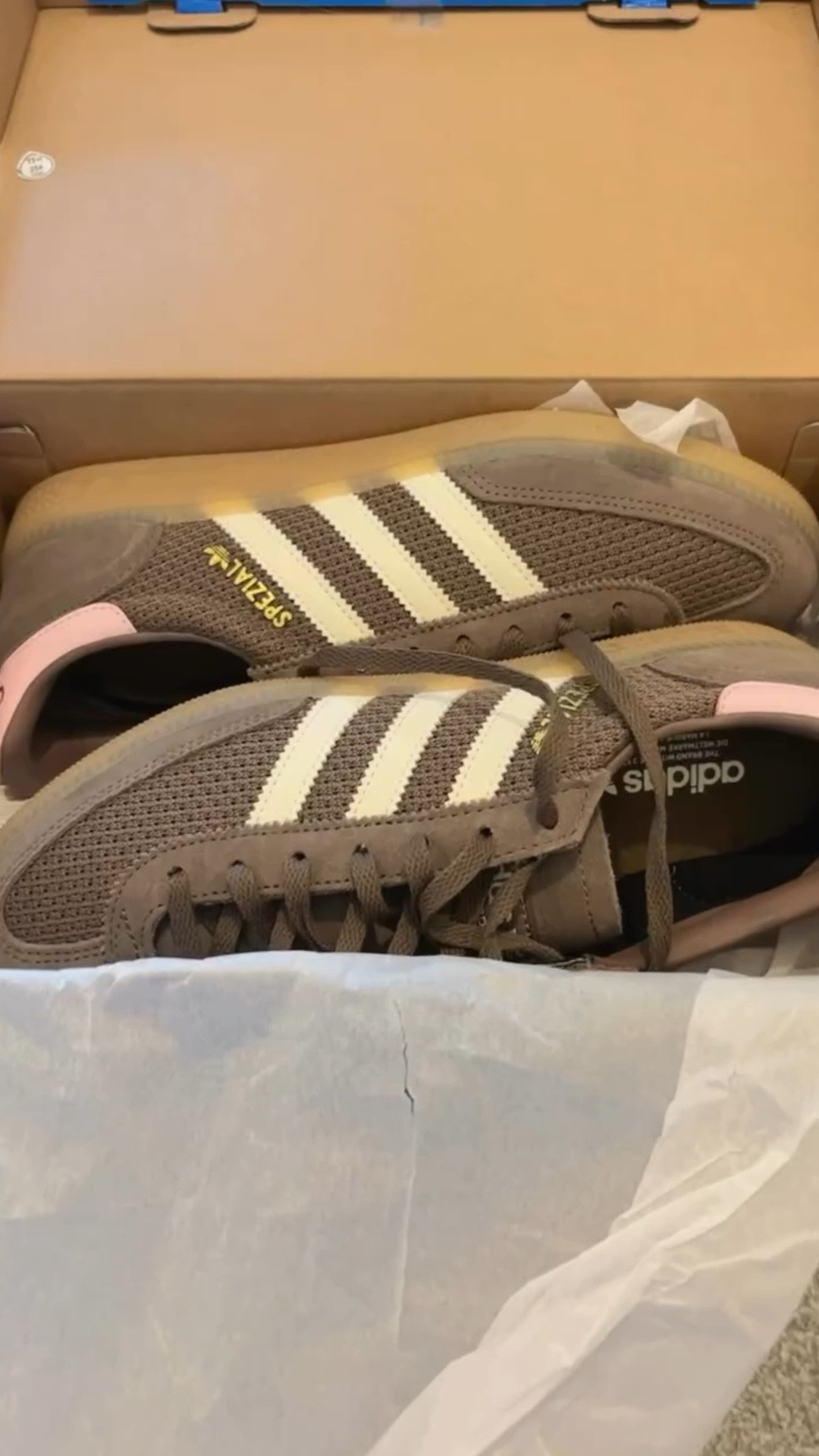 🌸 Adidas Spezials 🌸

Comment LINKS to shop them 🙋🏽‍♀️

#adidaspezials #adidas #traineraddict #highstreetfashion #virtualstylist #trainers #adidas