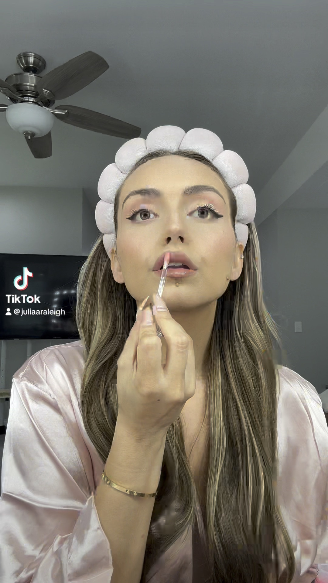My makeup routine in 5 seconds💋

#LTKBeauty #LTKGiftGuide #LTKVideo