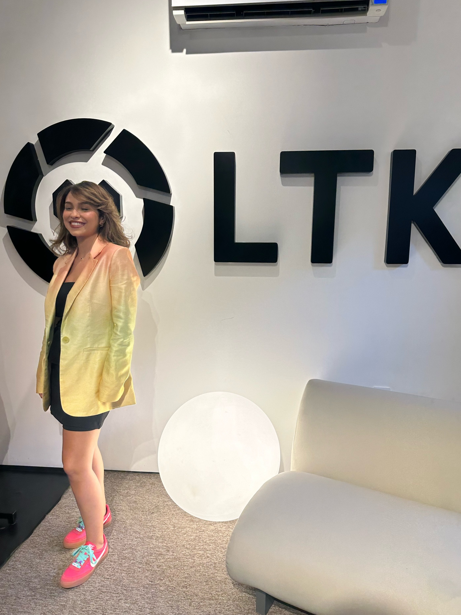 A amiga posou pra eu fotografar o blazer ok? Olha que lindo!  E tem cupom de 25% extra: amooff

#LTKdicadeestilo #LTKshoes #LTKbrasil