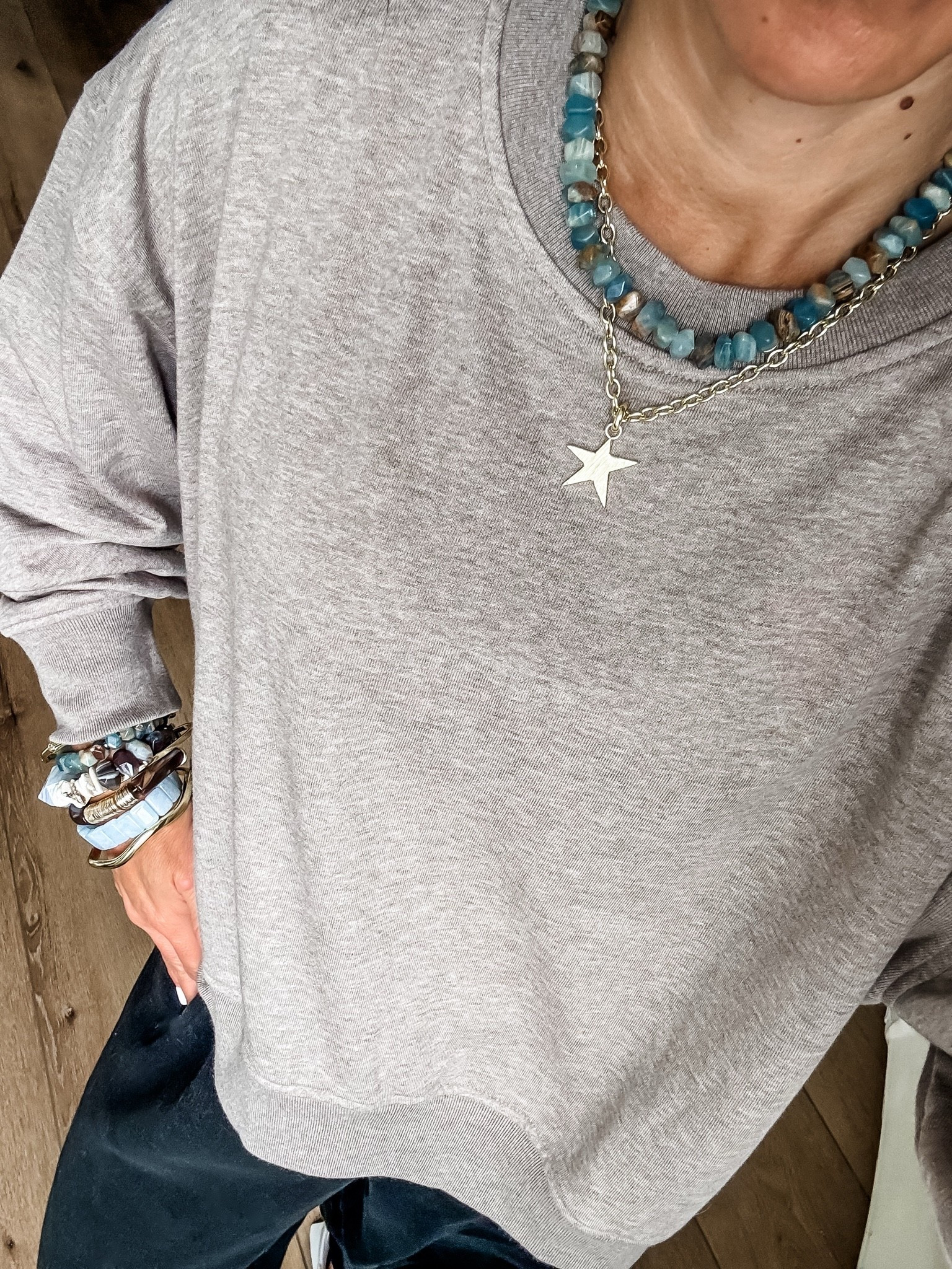 Jewelry code HOUSEOFLEO20. Small sweatshirt. Star necklace.