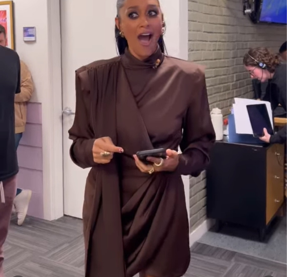 @tiamowry stopped by the @jenniferhudsonshow wearing a $598 @ronnykoboofficial Bianca dress. Hot! What say you?
Find a link to purchase in our bio💣
🎥 @iamjhud #tiamowry #tiamowryfbd #ronnykobo 