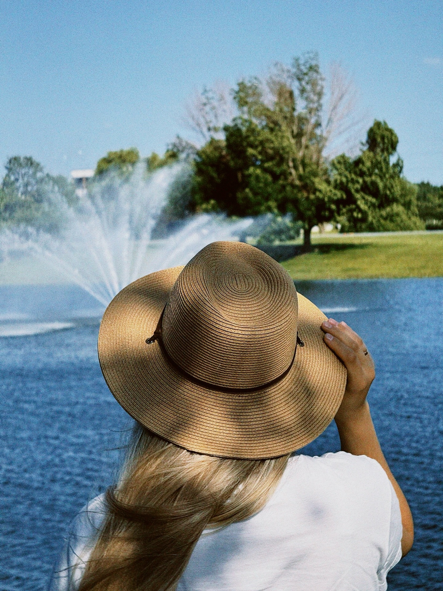 Love this hat—it’s my sunny day saver! I’ve got a whole @furtalk 👒collection now, and these sunnies are from them too! 🕶️