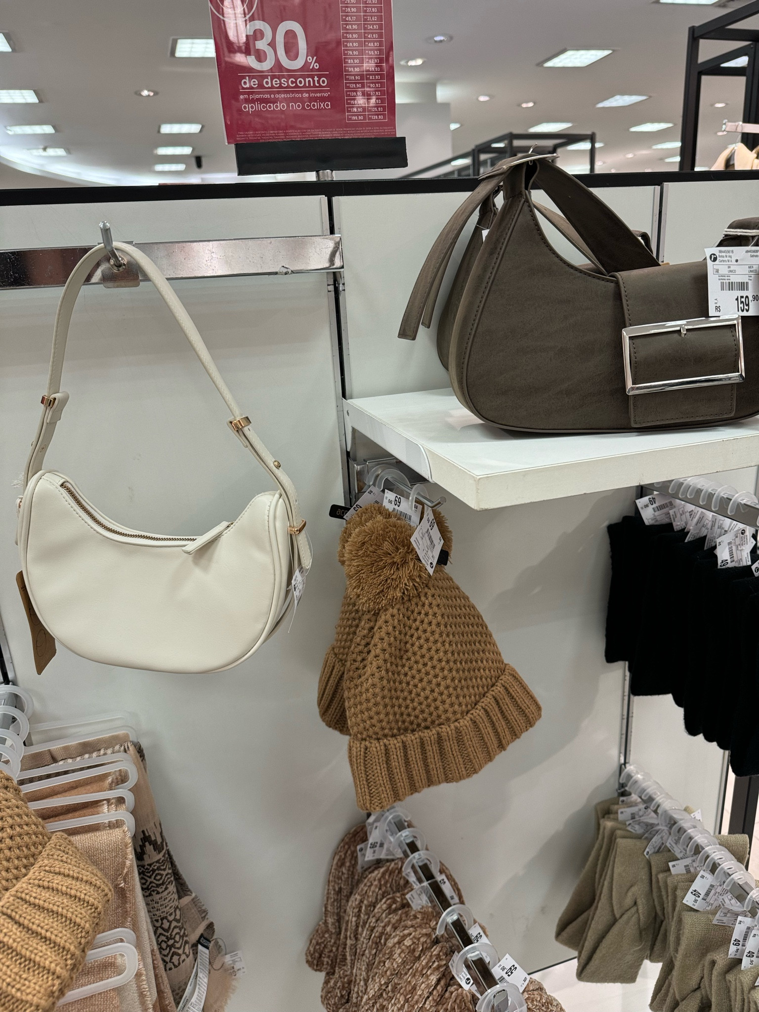 Acessórios de inverno nas cores do outono frio.
A bolsa verde chamou a atenção. 

#LTKbrasil #LTKwinter