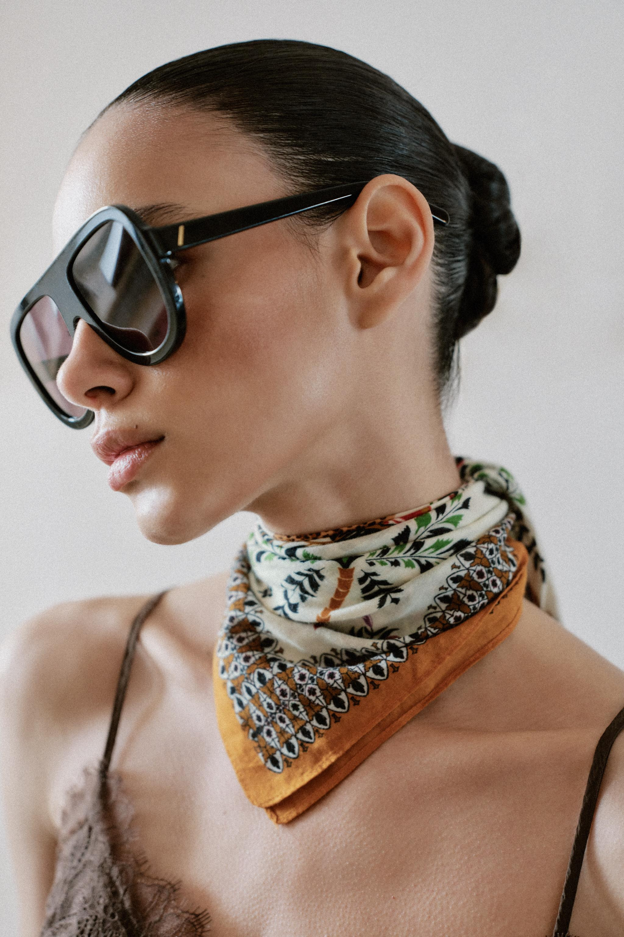 Printed scarf with main fabric made from 100% cotton yarn.DIMENSIONS: 23.6 x 23.6 inches (60 x 60... | Zara US