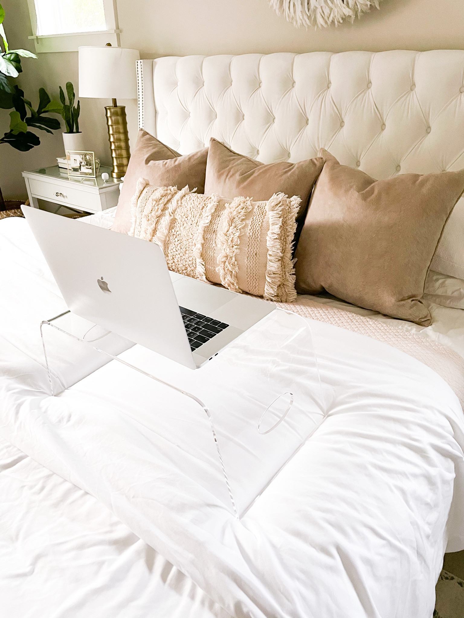 Acrylic laptop desk, clear laptop tray, bedroom desk currently on sale for $50

#LTKhome #LTKunder50 #LTKsalealert