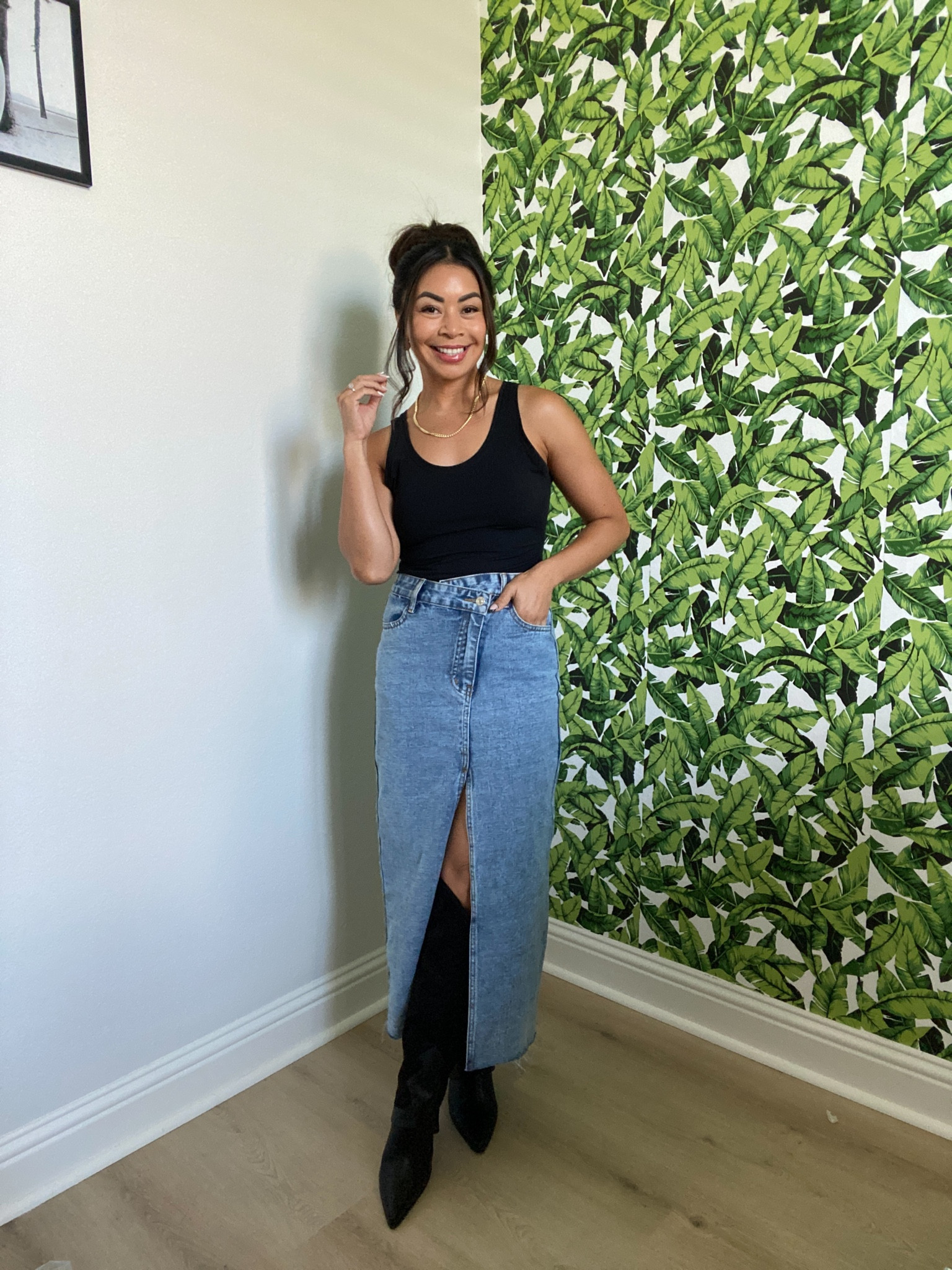 Denim skirt outfit today 

Denim skirt from Amazon (wearing a small) true to size 
Linking a similar pair or boots from Amazon 
Abercrombie bodysuit (wearing a medium)

#falltrends 