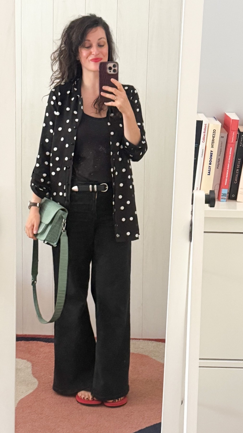 • Robe transformée en chemise #veromoda 
• Débardeur #crzyoga
• Ceinture #zaraman 
• Jean flare #hm 
• Tongs #next 
• Sac vert #hvisk

#LTKfrance #LTKeurope