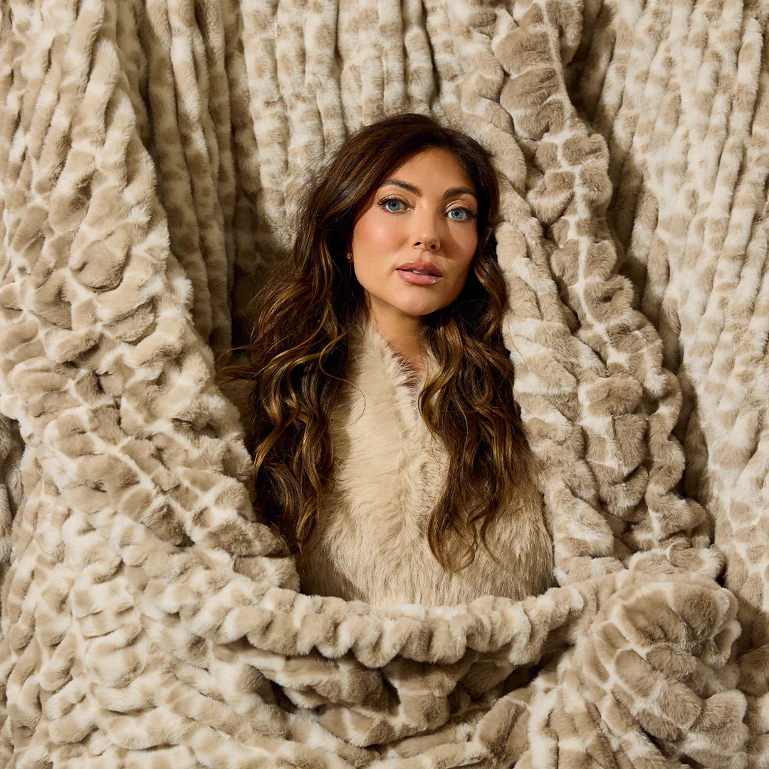 FREE shipping on orders $250+ | Lola Blankets