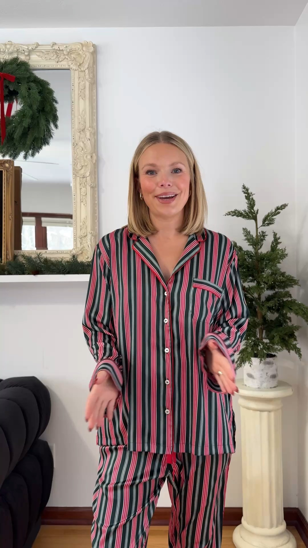 Christmastime at @victoriassecret🎄✨🎀 I grabbed a little for some friends and family and a little for me too👀🤭 So many good finds! #vspartner 