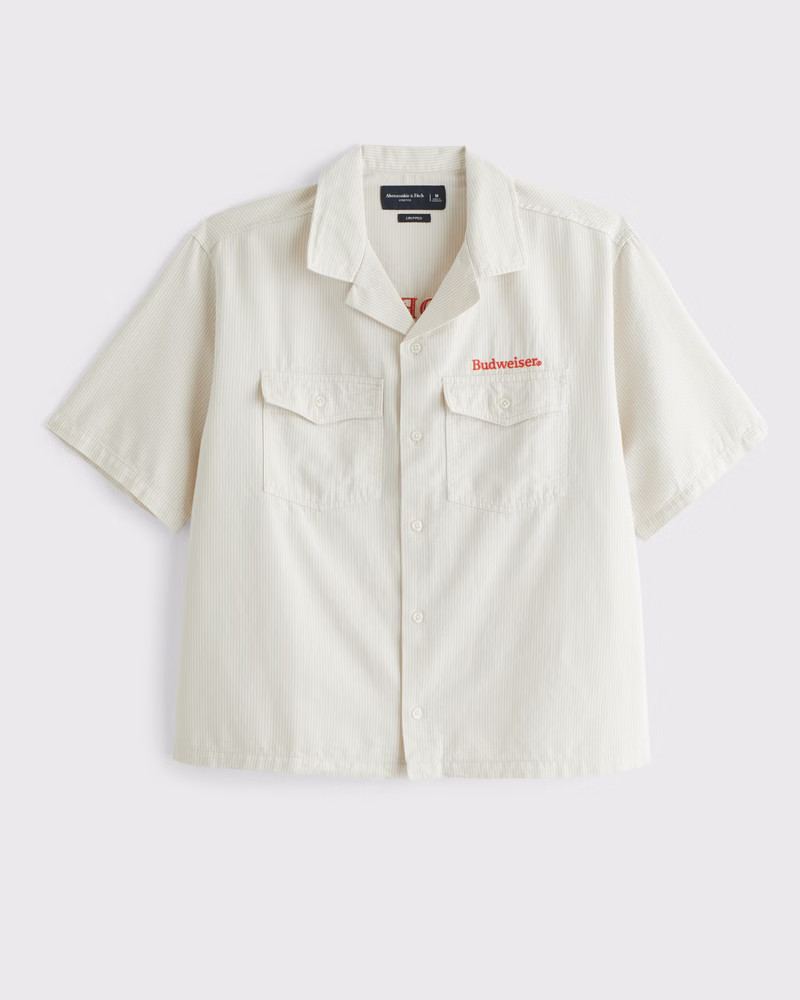 Short-Sleeve Cropped Budweiser Workwear Button-Up Shirt | Abercrombie & Fitch (US)