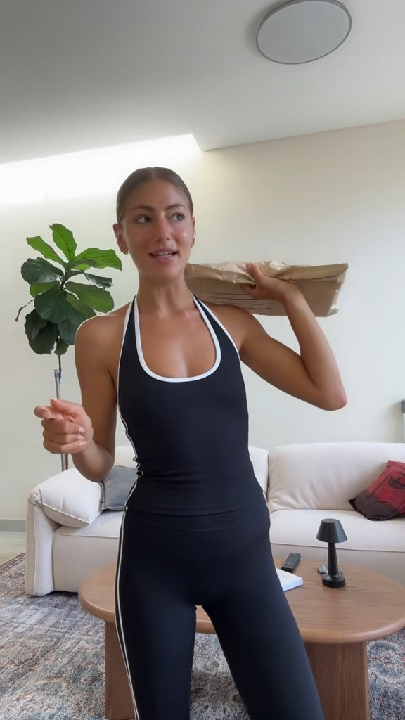 I get sooo many questions on this black capri activewear set! Obsessed with her!

#LTKspring #LTKfitness #LTKaustralia