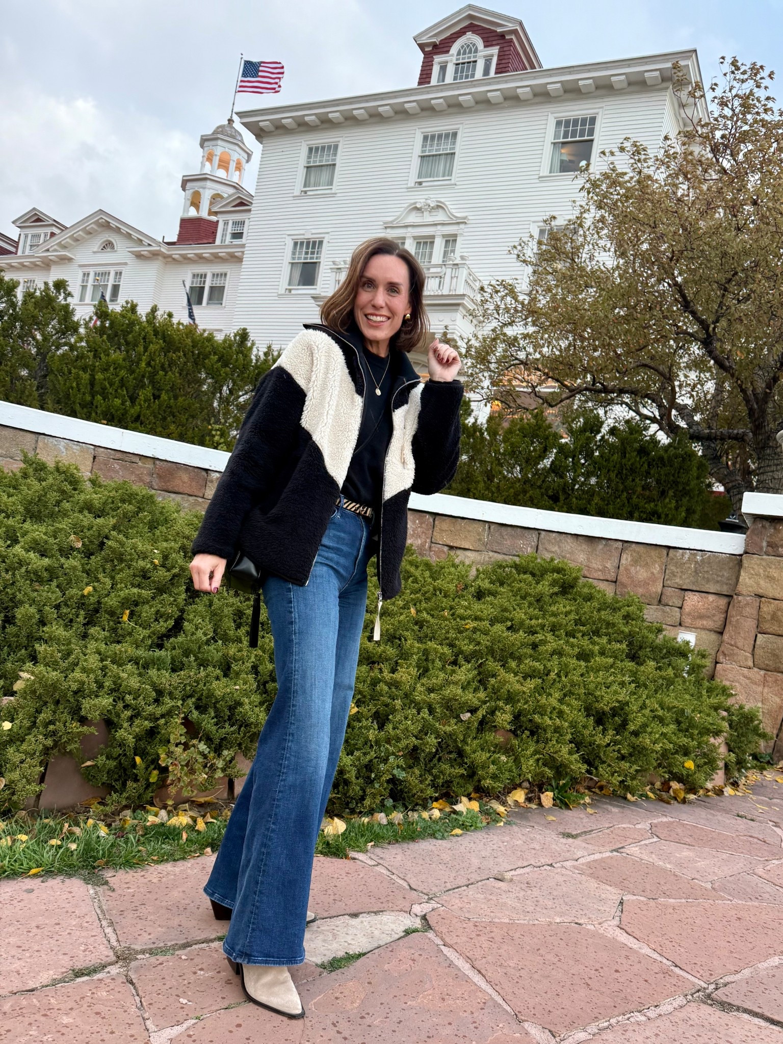 Cozy fall style. Sherpa fleece jacket over a classic black cashmere sweater, paired with trouser style denim. Light suede boots and a zebra print belt to tie it all together! 🍂🎶