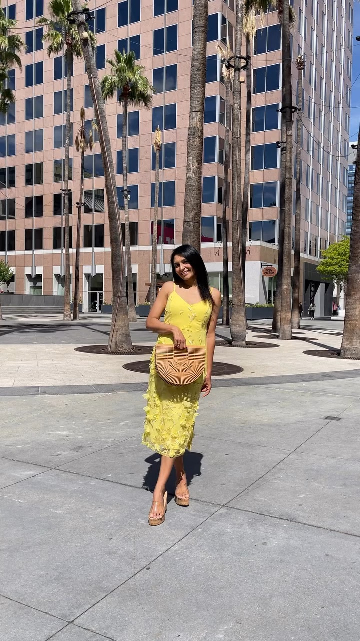 I mean, forget the attention, it’s more of a mindset!! No??? All my well dressed girlies, sending you a virtual hi five!! Keep it up with serving the looks!! 😜😆😬 And a happy Friday!! 
.
.
#lulus #lovelulus #lulusambassador 
#humor #funny