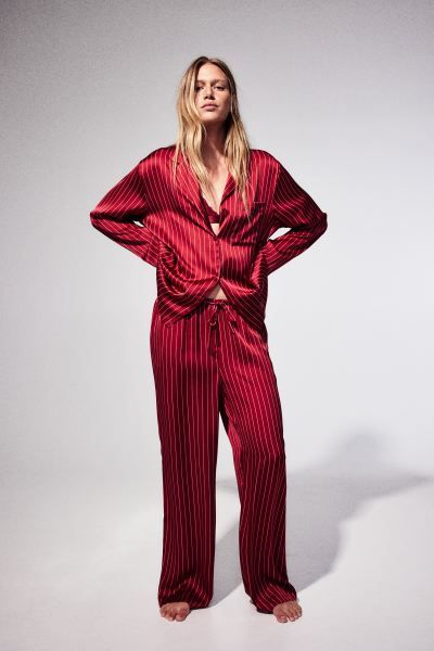 Pyjama en satin avec chemise et pantalon - Rouge foncé/rayé - FEMME | H&M FR | H&M (FR & ES & IT)