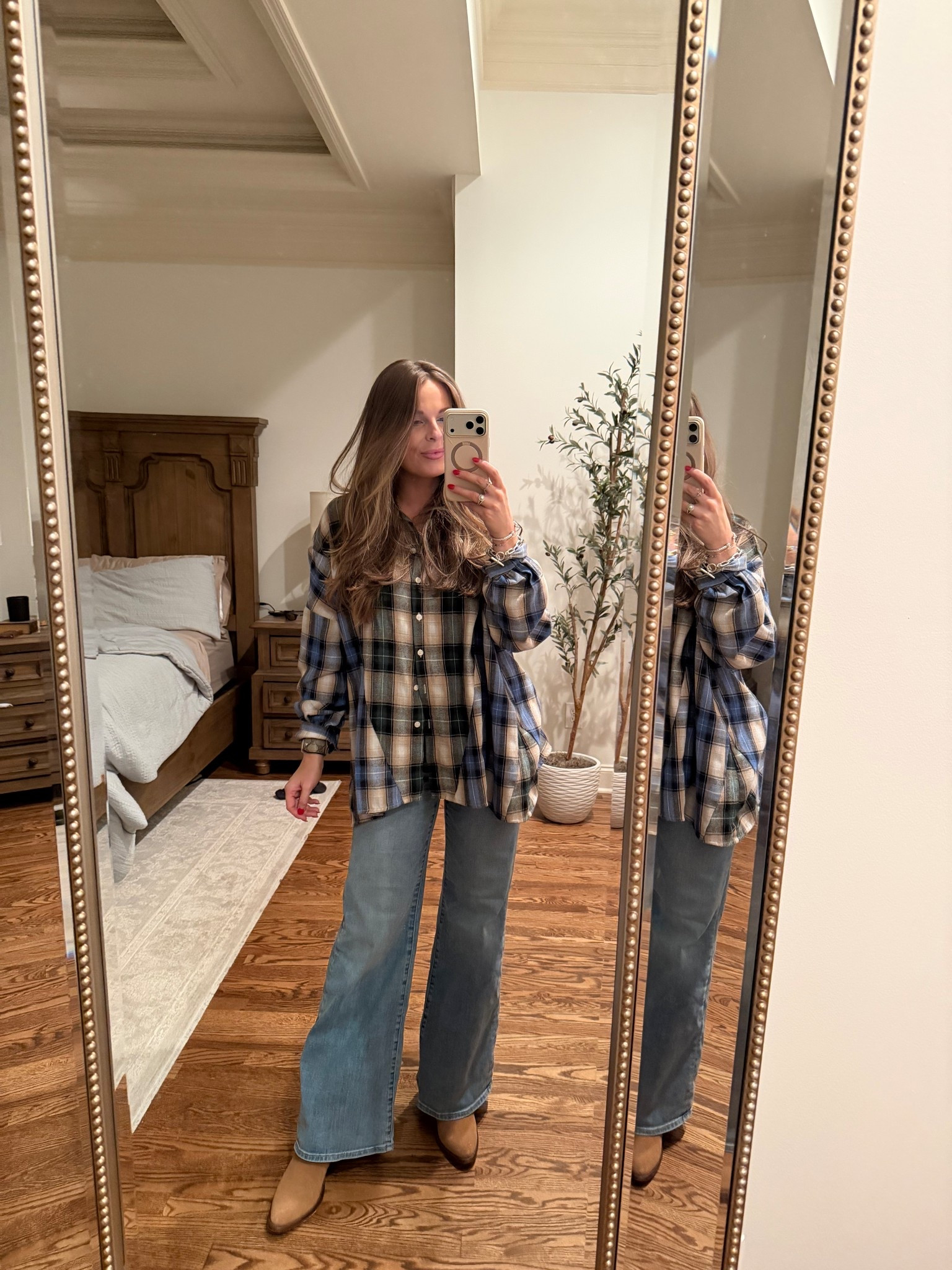 Linking up my outfit from last night! Flannel is 30% off with code LAURA30 👏🏼 Jeans are old from WHBM “wide leg high rise jeans” — linked similar! 🩵 Used the Dyson on my hair :)