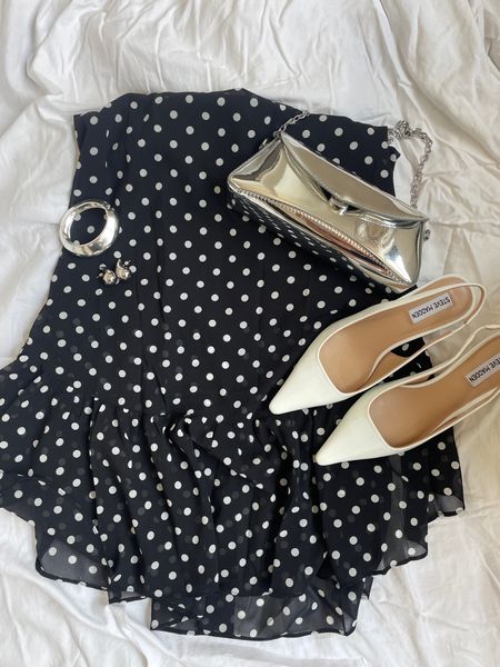 Polka dots are in this summer 🖤🤍