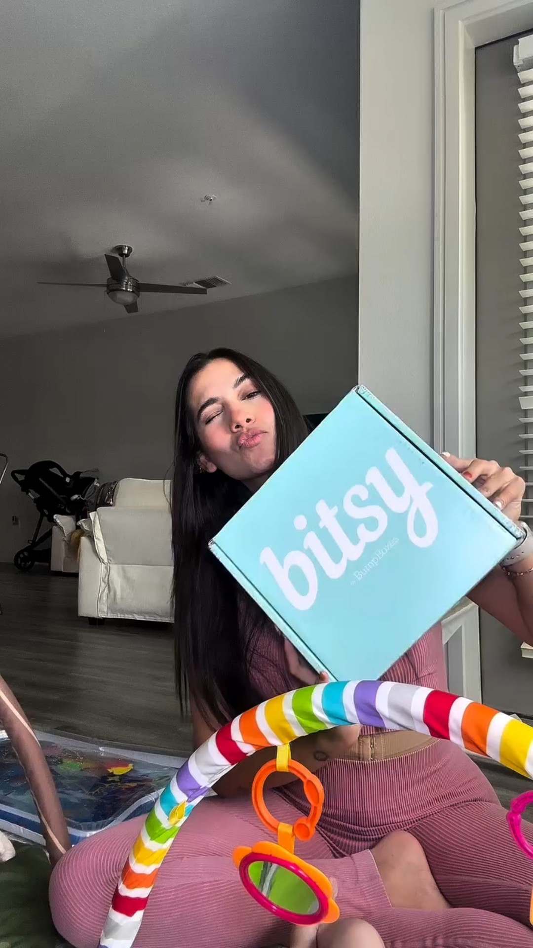 Unboxing de nuestra latest box de @bitsyboxes 🩷🌈😬🐣
Teething season. OMG como va pasando el tiempo de rápido. 

#fyp #trend #reels #bitsy #vlog #collab #ugccreator #baby #teeth #teething #unboxing #haul #suscriptionbox #babybox #love #video #mom #motherhood #journey #firsttimemom