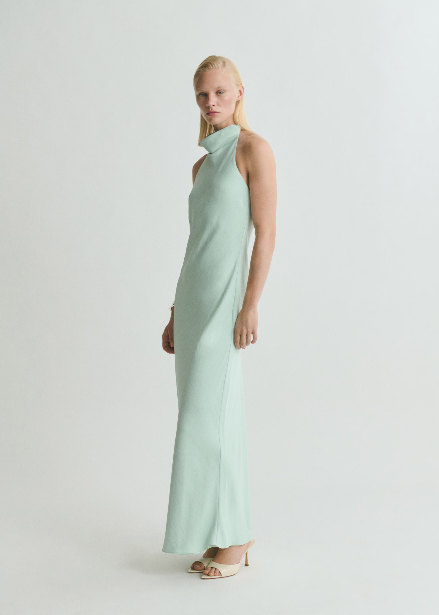 Satiniertes Neckholderkleid - Damen | MANGO Österreich | Mango EU