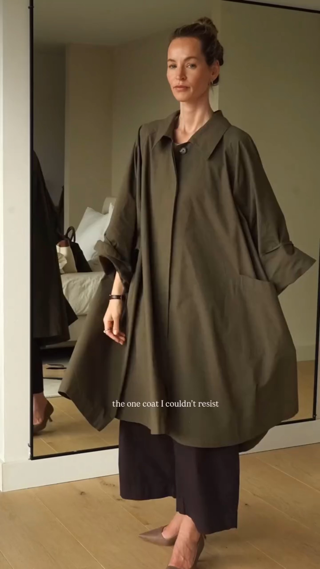 I couldn’t stop thinking about this coat when I first tried it on in the @therow boutique in Paris , so… I did what we women do best, calculate cost per wear… I can confirm positively it’s worth it 🖤