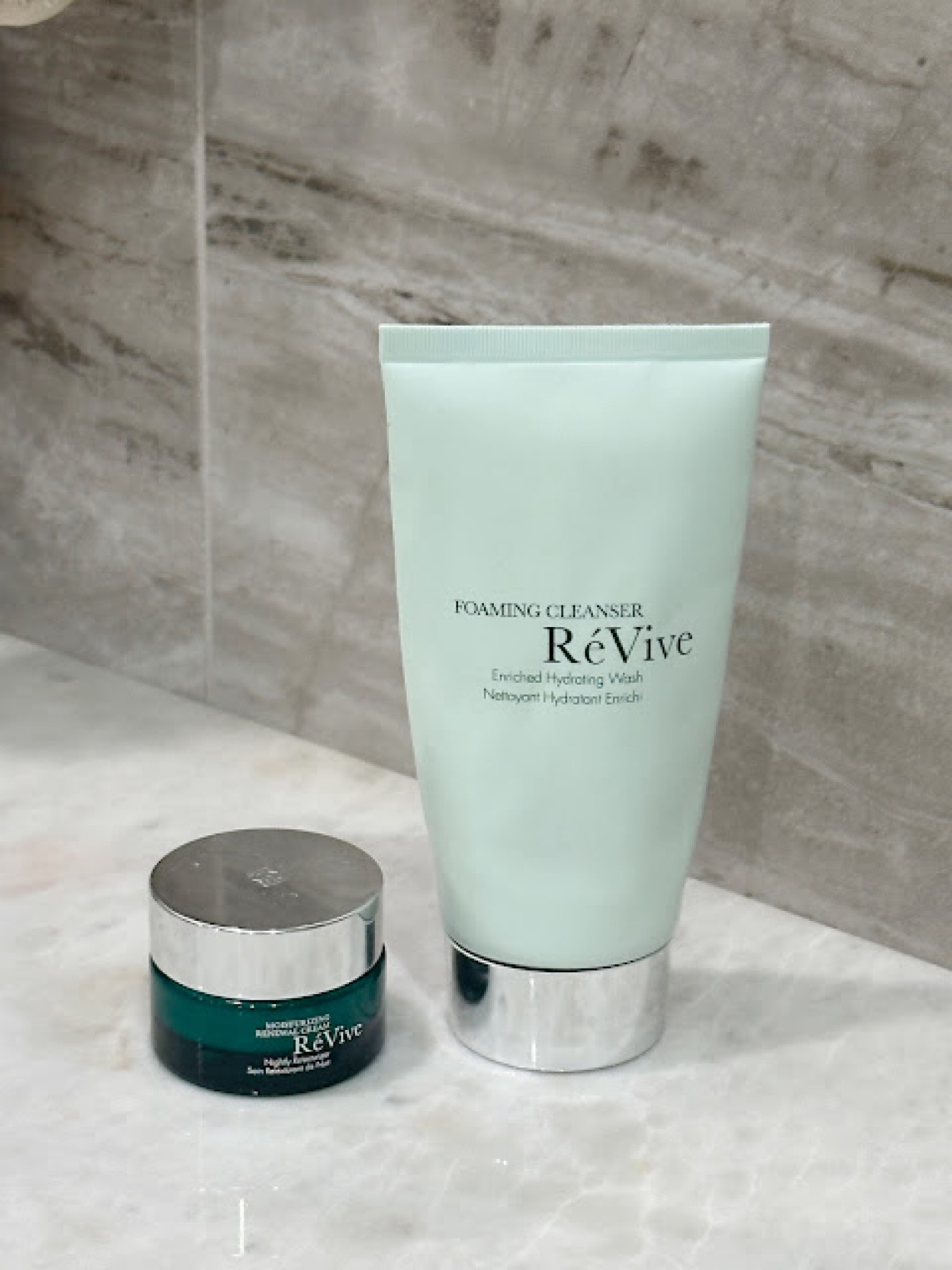 RéVive 光采再生活膚乳霜（Moisturizing Renewal Cream）是一款高效抗老化保濕霜，以專利生長因子技術為特色，能促進細胞更新並提升肌膚的光澤。它的質地輕盈但滋潤，適合夜間使用，持續使用可淡化細紋和改善膚色，使肌膚恢復年輕光采。#bluemercury @bluemercury