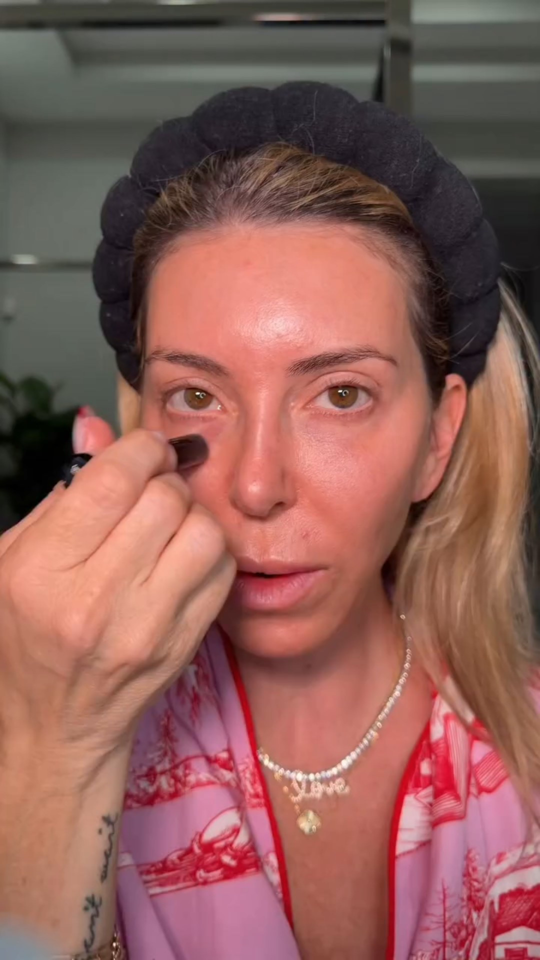 Holiday party season always sneaks up on me.
This is my real, last-minute, 5-minute makeup for nights when you still want to feel put together without going full glam.

Saving this for the rest of December ✨
(And yes, sequins are absolutely happening.)

#5minutemakeup #makeupover40 #holidaymakeup