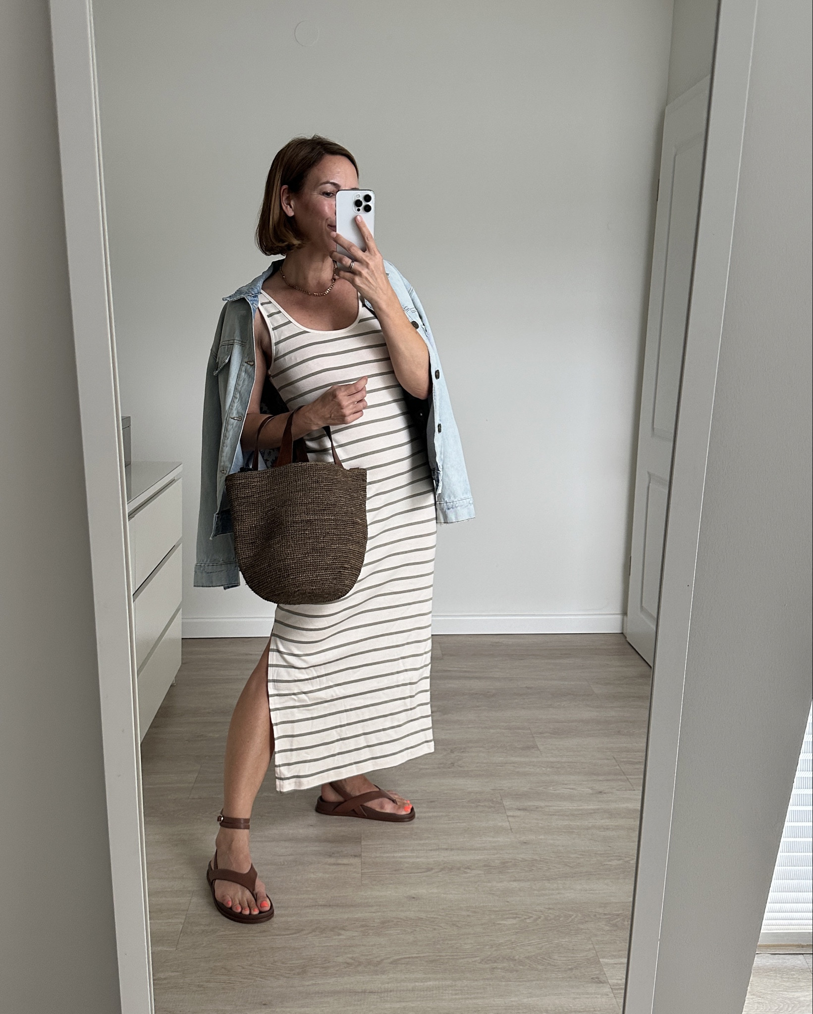 Maxikleid gestreift 
& Basttasche mit Jeansjacke

#LTKstyletip #LTKSummerSale #LTKsummer