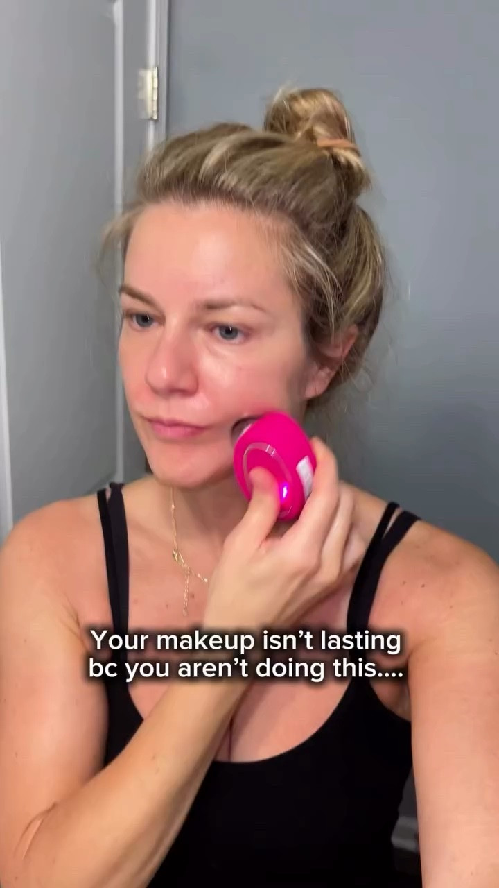 Pro Tip: layer your products!! This lasted from 6am-10pm ☺️☺️ still on cloud 9 from the @themakeupshow 
Using @mykitco brushes and bag 🖌️
@natashadenona eyeshadow
@patricktabeauty concealer and blush 
@lorealparis powder
@elfcosmetics halo glo
#makeuptutorial #makeuptips #makeuphack #longlastingmakeup #beautytips