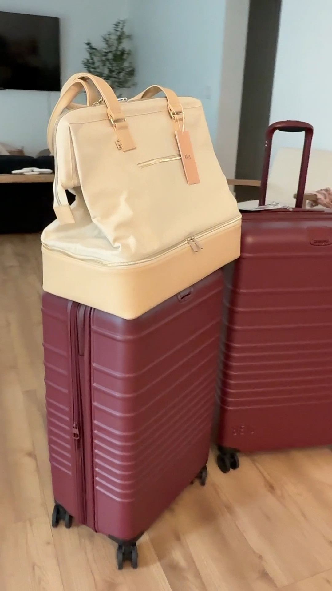Scroll to shop! ✨ My favorite Beis travel bags. Everything is linked below.👇🏾

Color: Olive

Desliza para comprar. ✨ Mis bolsas de viaje favoritas.

📲 Download the free LTK app & follow me @kirasfashionfinds to shop all my daily finds.

#LTKTravel #LTKHome #LTKSeasonal