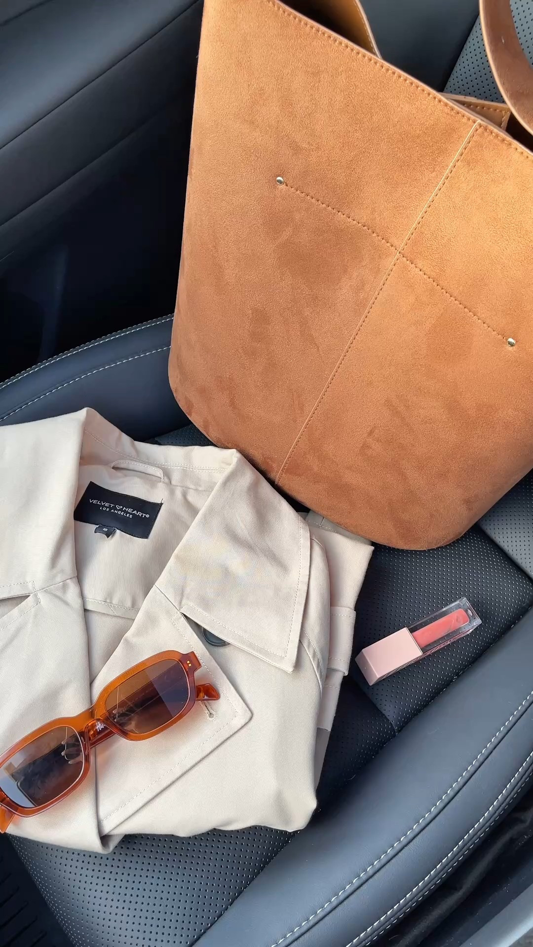 Me as soon as a chill hits the air 🍂


#VHmyway #falloutfitinspo #falltransitionaloutfit

#LTKSeasonal #LTKStyleTip